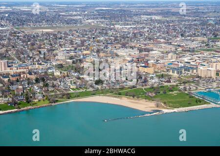 Vista aerea di Kenosha, Wisconsin, in una giornata soleggiata di aprile. Foto Stock