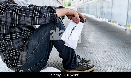 COVID-19 e concetto di disoccupazione. Rassegnazione e stressante. Perdita di posti di lavoro del virus Corona in Thailandia. Problemi economici per i lavoratori. Foto Stock