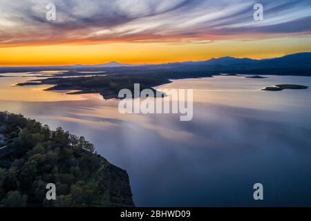 Veduta aerea del lago Gabriel y Galan nella campagna dell'Estremadura. Una vista incredibile durante un tramonto colorato in una giornata nuvolosa. Un paesaggio incredibile Foto Stock