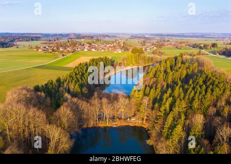 Thanninger Weiher, Village Thanning, Near Egling, Toelzer Land, registrazione droni, alta Baviera, Germania Foto Stock