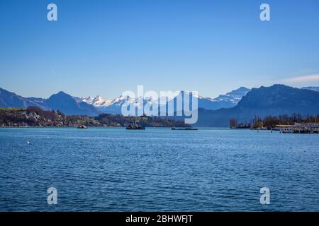 Vista da Luzerner Quai al Lago di Lucerna con panorama sulle montagne, Lucerna, Svizzera Foto Stock