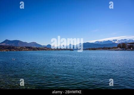 Vista da Luzerner Quai al Lago di Lucerna con panorama sulle montagne, Lucerna, Svizzera Foto Stock