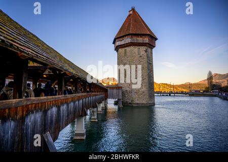 Vista sul fiume Reuss fino al Ponte della Cappella e alla Torre dell'acqua alla luce della sera, Città Vecchia, Lucerna, Svizzera Foto Stock