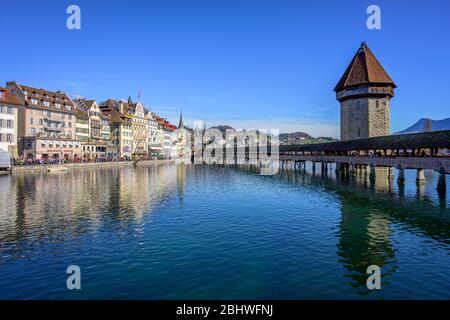 Vista panoramica sul fiume Reuss fino al Ponte della Cappella e alla Torre dell'acqua, la Città Vecchia, Lucerna, Svizzera Foto Stock