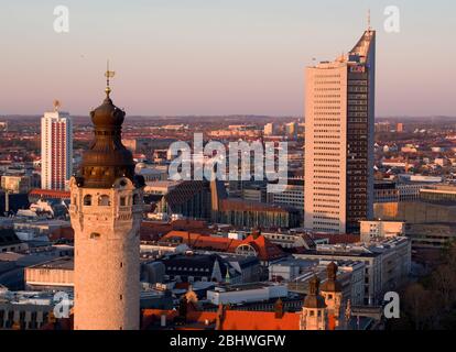 Lipsia, Germania. 15 aprile 2020. Vista sul centro di Lipsia con il nuovo Municipio (M), la Wintergartenhochhaus (l) e la City-Hochhaus (r, ex gigante universitario). (Vista aerea con drone) Credit: Jan Woitas/dpa-Zentralbild/ZB/dpa/Alamy Live News Foto Stock