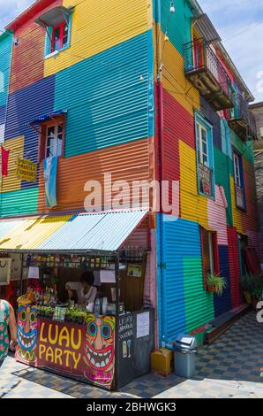 Buenos Aires, Argentina, 28 dicembre 2015: Colori brillanti di Caminito, il museo di strada colorato nel quartiere la Boca di Buenos Aires, Argentina - Foto Stock