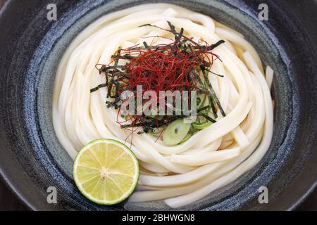 Tagliatelle di zaru udon giapponesi in un piatto con salsa di soia Foto Stock