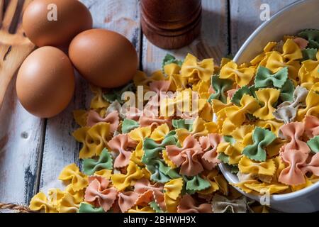 pasta secca su legno rustico e uova fresche Foto Stock