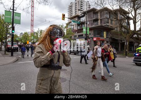 DOWNTOWN VANCOUVER, BC, CANADA - Apr 26, 2020: Un membro dell'antifa interrompe una protesta anti-blocco marcia. Foto Stock