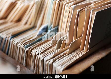 Schede catalogo in biblioteca, primo piano Foto Stock