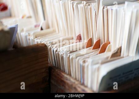 Schede catalogo in biblioteca, primo piano Foto Stock