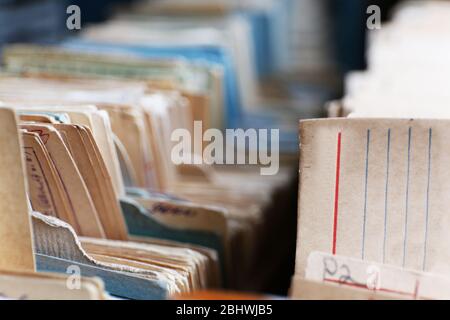 Schede catalogo in biblioteca, primo piano Foto Stock