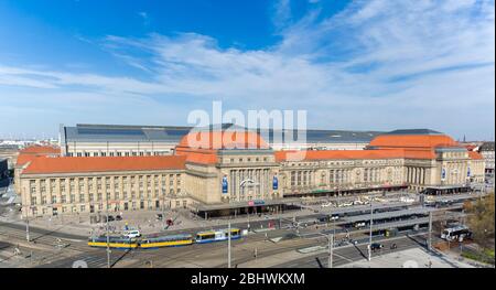 Lipsia, Germania. 15 aprile 2020. La stazione centrale di Lipsia, il più grande capolinea ferroviario d'Europa in termini di area. (Foto aerea con drone) Credit: Jan Woitas/dpa-Zentralbild/ZB/dpa/Alamy Live News Foto Stock