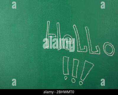Ciao scritto con gesso su lavagna Foto Stock