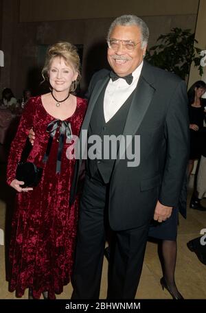 LOS ANGELES, CA. c.A.1994: Attore James Earl Jones & moglie attrice Cecilia Hart. Foto file © Paul Smith/Featureflash Foto Stock