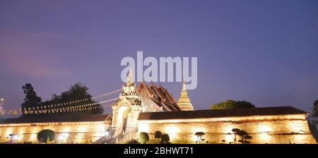Foto Wat Phra che Lampang Luang luce oro bello in cielo notte, turistico asiatico tradizionale Lanna tempio buddista nella provincia di Lampang, Thailandia.Reli Foto Stock