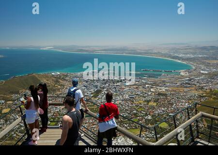 Turisti e vista dalla Montagna della Tavola di Cape Town CBD e Table Bay, Città del Capo, Sud Africa Foto Stock