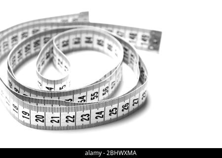 La figura è un'elica di un nastro di centimetri. Isolare il nastro di misurazione su uno sfondo bianco. Foto Stock