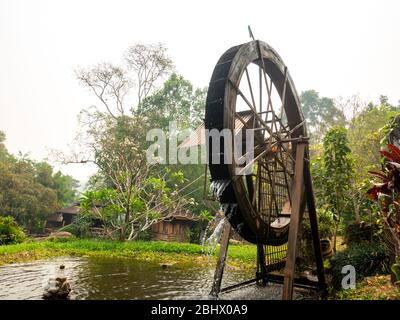 Turbina in legno rotante acqua al Parco Nazionale di Chae Son, un parco nazionale nel distretto di Mueang Pan Lampang, Thailandia Foto Stock