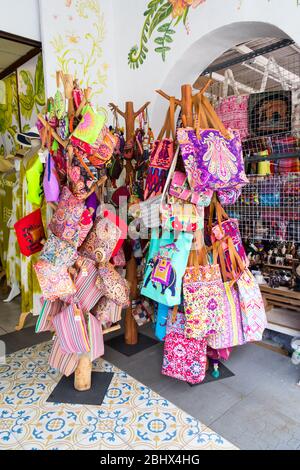 Phuket, Thailandia - 5 settembre 2017: Borse souvenir accanto a un negozio. Questo è nella città vecchia. Foto Stock