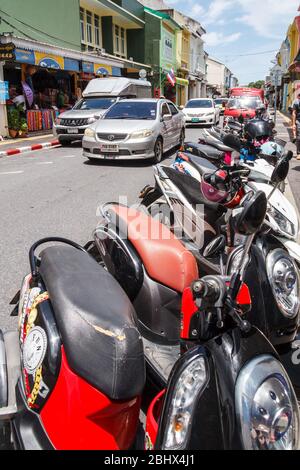 Phuket, Thailandia - 5 settembre 2017: Moto parcheggiate in Thalang Road. Questo è nella città vecchia. Foto Stock