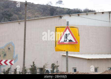 Il cartello di scavo è stato fotografato da una strada in rosso, bianco e giallo. Foto Stock