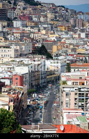 Napoli, Italia. 26 aprile 2020. Una visione da via Pacuvio durante il blocco.a seguito della covid19 pandemia che ha colpito fortemente l'Italia, il primo Ministro, Giuseppe Conte ha ordinato forti restrizioni per la quarantena per minimizzare la diffusione del virus corona. Credit: SOPA Images Limited/Alamy Live News Foto Stock