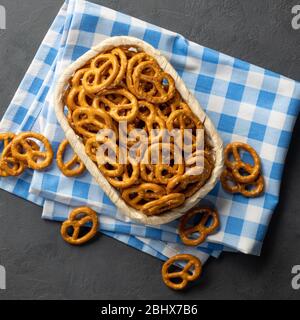 Party snack - Pretzels salati su un tavolo di legno. Foto Stock