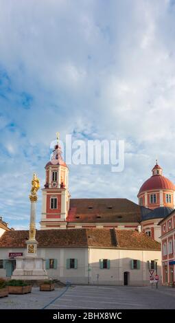 Pöllau: chiesa e Castello di Schloss Pöllau, colonna mariana sulla piazza principale Hauptplatz, nelle terme di Steirisches - Oststeiermark, Steiermark, Stiria, Foto Stock