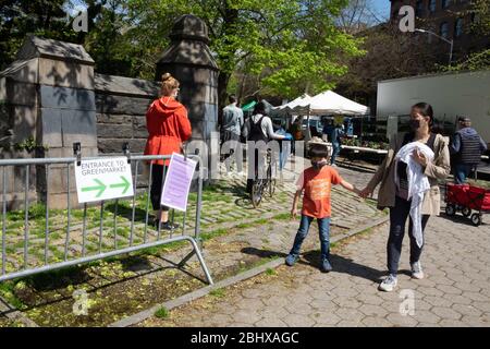 New York, Stati Uniti. 24 Aprile 2020. La gente si allinea ad un mercato degli agricoltori a Brooklyn in mezzo al coronavirus Crisis.As gli Stati Uniti superano 50,000 morti confermate del coronavirus, i test degli anticorpi dello Stato di New York suggeriscono che il 14.9% dei nuovi yorkers sono positivi per Covid-19. Credit: Braulio Jatar/SOPA Images/ZUMA Wire/Alamy Live News Foto Stock