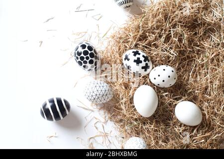 Primo piano uova belle di diverse dimensioni. Stile nordico Foto Stock