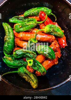 Chorizos e peperoni verdi Foto Stock