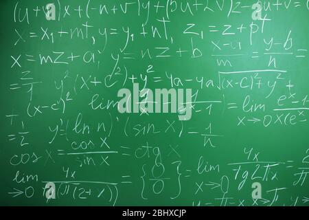 Formule matematiche sullo sfondo della lavagna Foto Stock