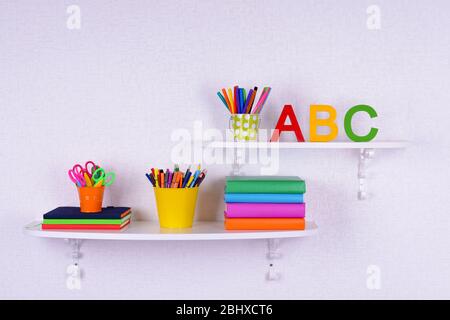 Scaffali con cancelleria in primo piano in camera per bambini Foto stock -  Alamy