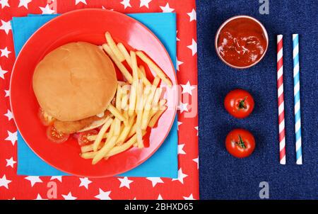 Hamburger, patatine fritte e salsa sui tovaglioli vista dall'alto Foto Stock