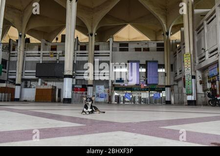 Dhaka, Bangladesh. 27 aprile 2020. La stazione ferroviaria di Kamalapur è vista deserta durante il blocco tra le preoccupazioni di pandemia del virus della corona a Dhaka. Credit: SOPA Images Limited/Alamy Live News Foto Stock