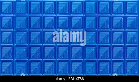 Pop Art Surreal Style Royal Blue Coloured Chocolate Bar per lo sfondo astratto Foto Stock