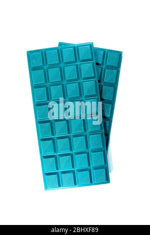 Immagine verticale di un paio di barre di cioccolato Turchese blu vivace stile Pop Art su sfondo bianco Foto Stock