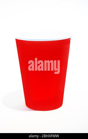 isolare la tazza o la tazza di caffè con spazio libero e colore rosso - sfondo bianco Foto Stock