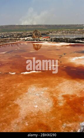 La colorazione rossa è dovuta alle alghe e ai batteri che possono sopravvivere in ambienti inospitali come i laghi salati dei crateri in QENP Foto Stock