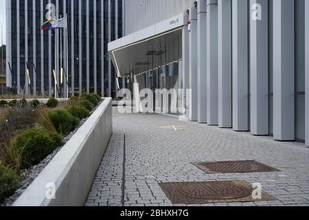 Percorso vicino al moderno edificio degli uffici Foto Stock