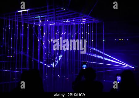 Cubo di metallo con luci blu di notte Foto Stock