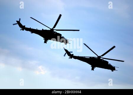 Due elicotteri militari Foto Stock