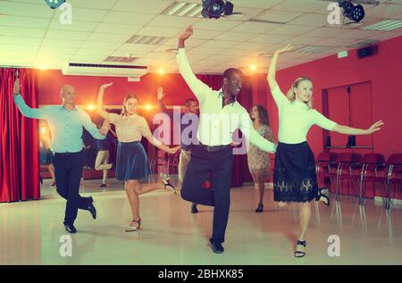 Coppie di giovani praticanti di movimenti di torsione insieme alla danza moderna studio Foto Stock