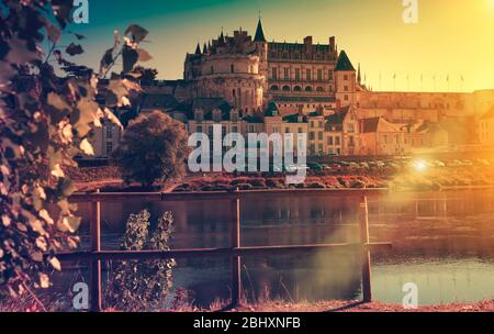 Vista dello splendido castello medievale castello di Amboise sulla Loira, Francia Foto Stock