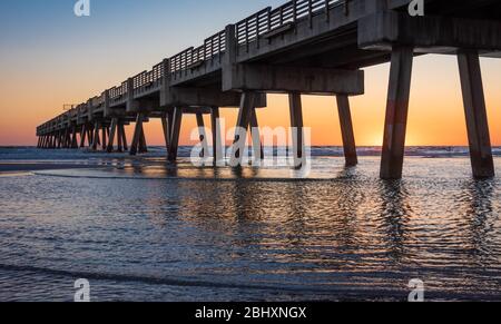 Alba colorata al molo di Jacksonville Beach a Jacksonville Beach, Florida. (STATI UNITI) Foto Stock