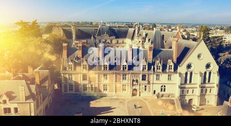 Vista del maestoso castello Chateau de Blois sul fiume Loira, Francia Foto Stock