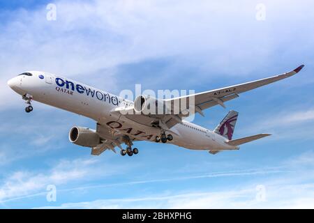 Londra, Gran Bretagna - 01 agosto 2018: Qatar Airways Airbus A350-900 aereo all'aeroporto di Londra Heathrow (LHR) in Gran Bretagna. Airbus è un aircra Foto Stock