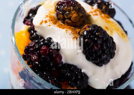 Blackberry e orange yogurt - deliziosi dessert estivo Foto Stock