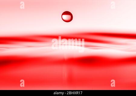 Una caduta di acqua che cade giù su una superficie di acqua Foto Stock